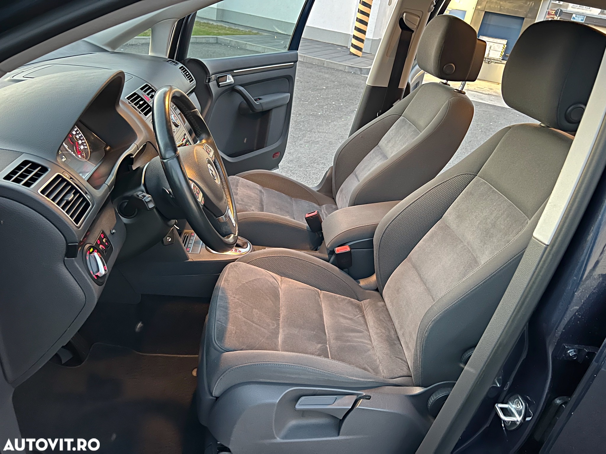 Volkswagen Touran 2.0 TDI DPF BlueMotion Technology DSG Highline - 13