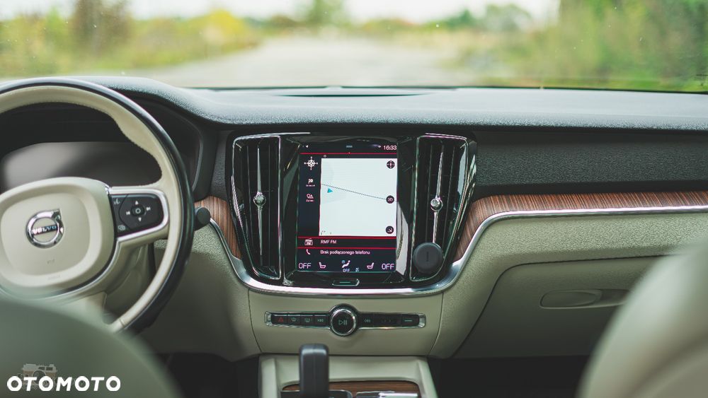 Volvo S60 B5 B AWD Plus Dark - 17