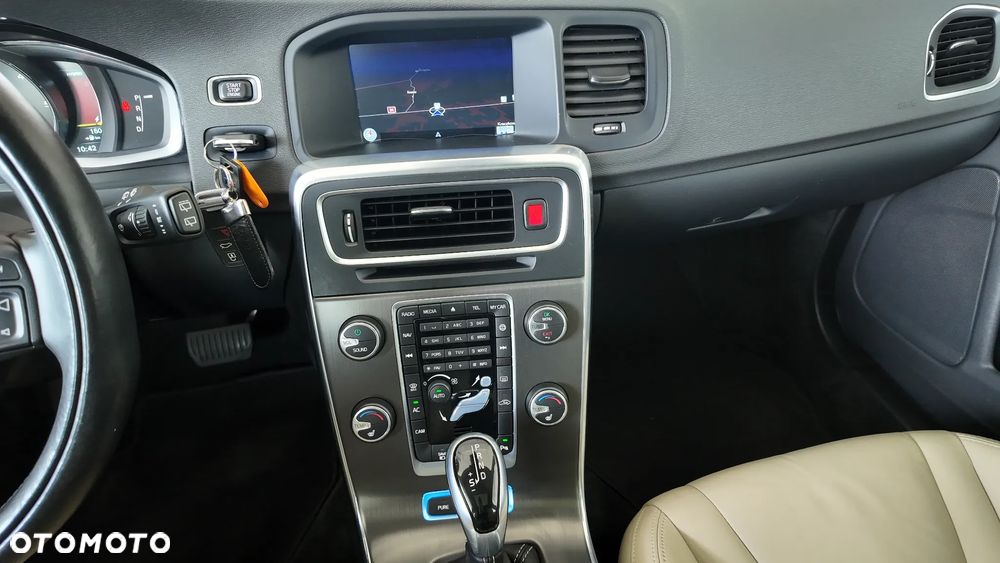 Volvo V60 D6 AWD Plug-in Hybrid Summum - 25