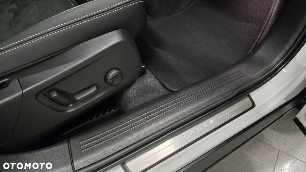 Volvo XC 40 B3 B DKG Ultra Black Edition - 16