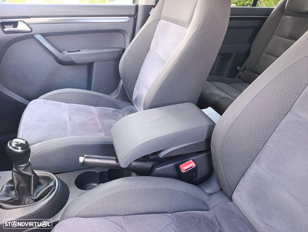 VW Touran 1.6 TDI Blue.Trendline 7L - 18