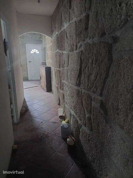 Moradia t4 , interior para recuperar- toda em pedra-turismo-2 gar. - Grande imagem: 2/12