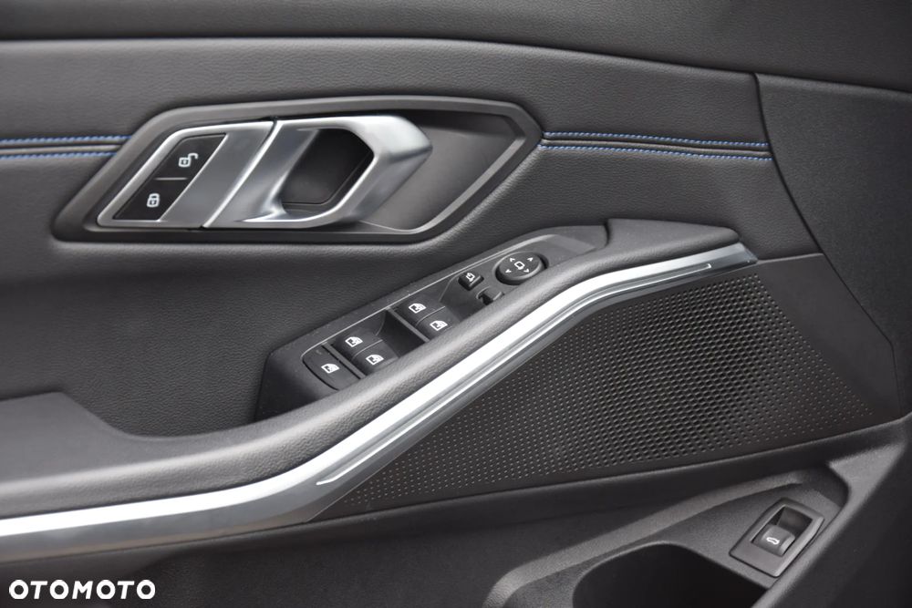 BMW Seria 3 320d xDrive Edition M Sport Shadow - 19