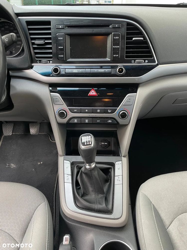Hyundai Elantra 1.6 Comfort - 11