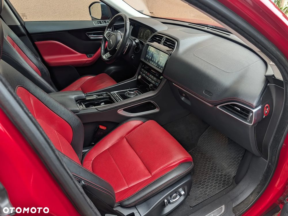 Jaguar F-Pace 30t AWD R-Sport - 19