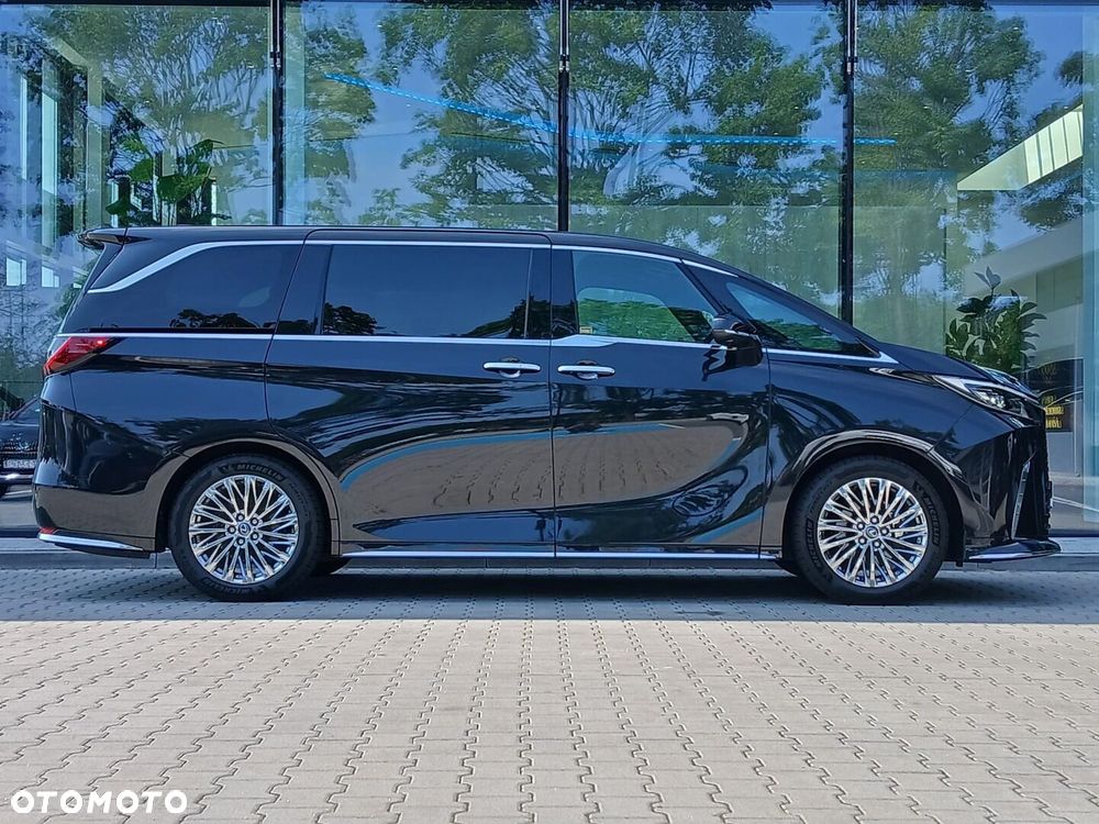 Lexus LM - 4