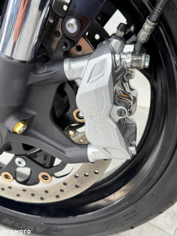 Suzuki GSX - 23