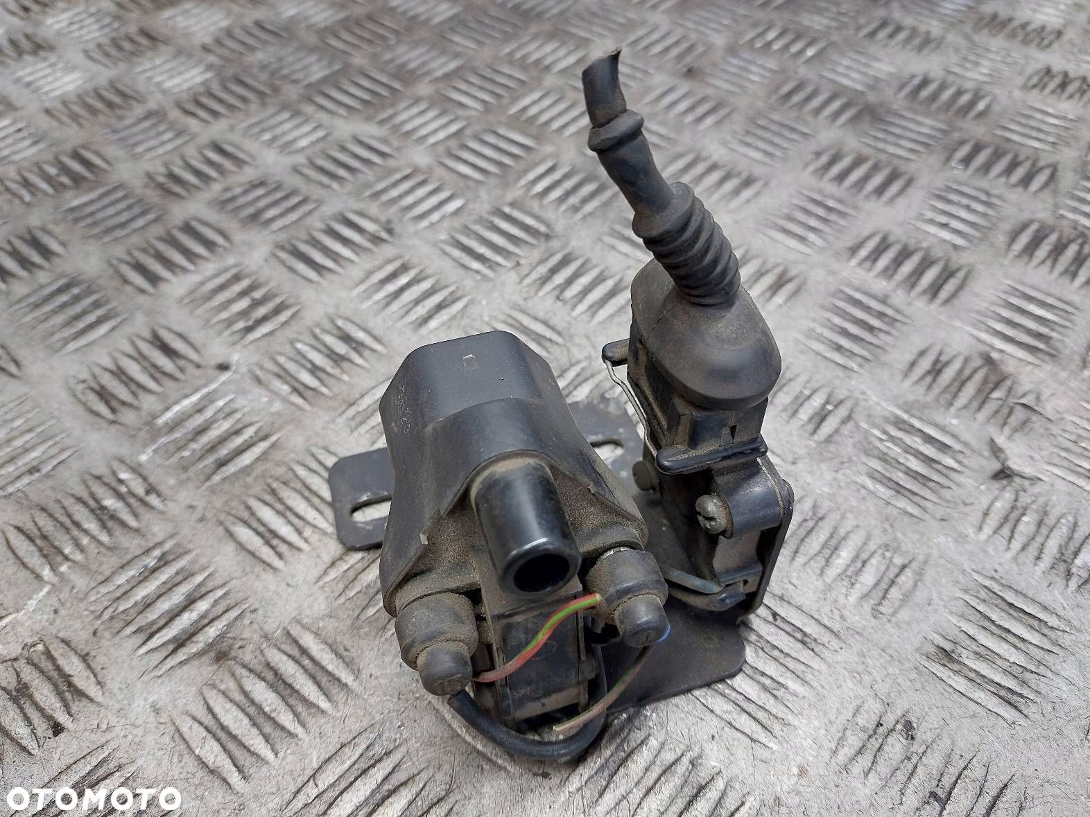 CEWKA ZAPŁONOWA  AUDI 80 B4 2.0 8V 8A0905105 - 1