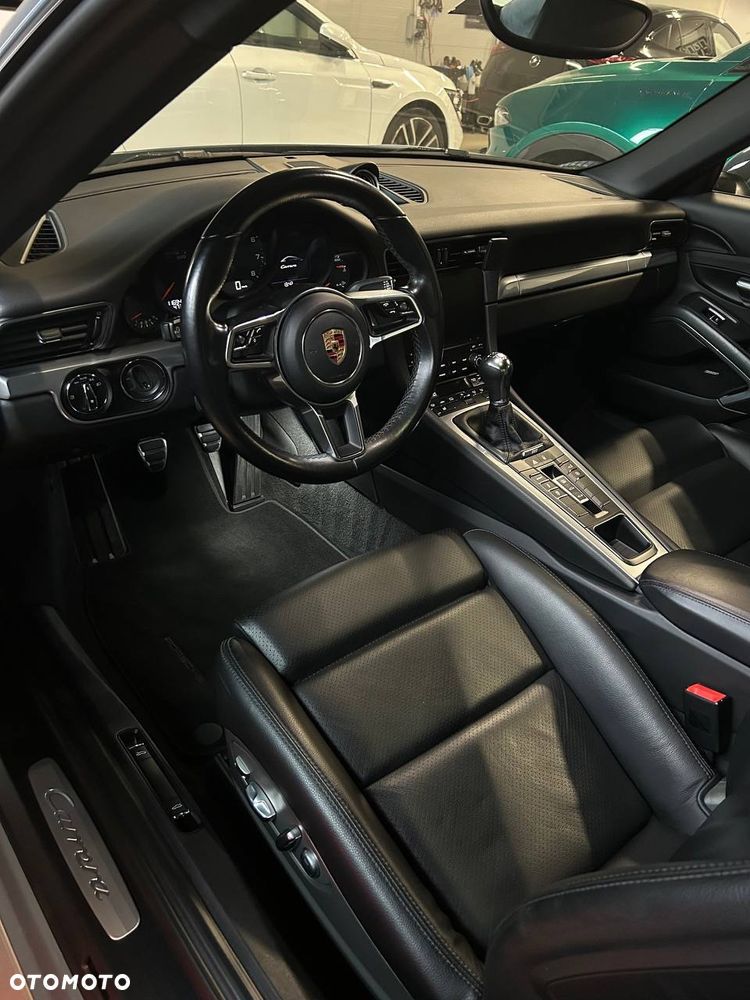 Porsche 911 Carrera - 11