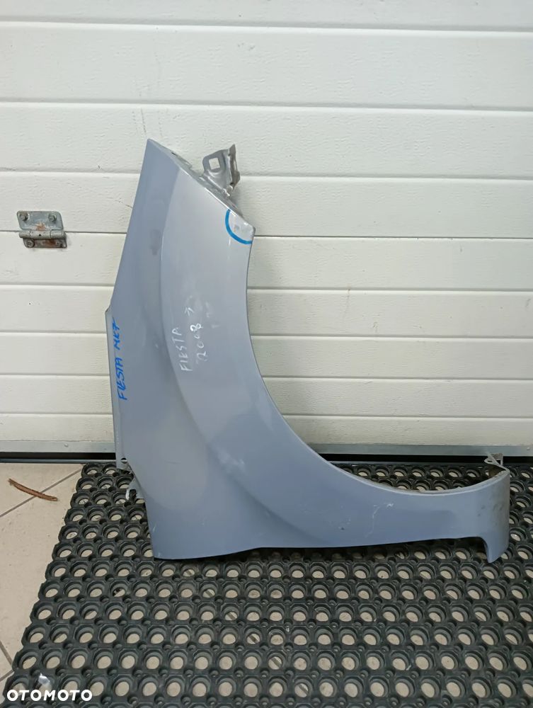 Ford Fiesta MK7 prawy blotnik przedni - 1