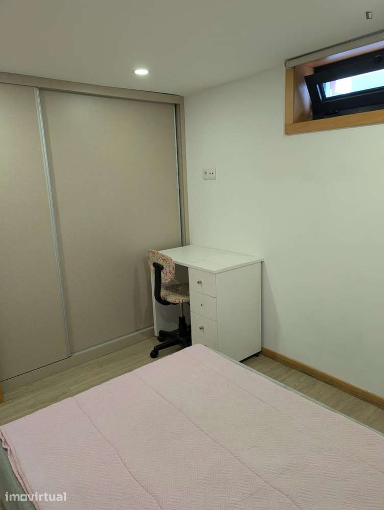 Quarto - localizado em Paranhos Porto - Grande imagem: 2/9