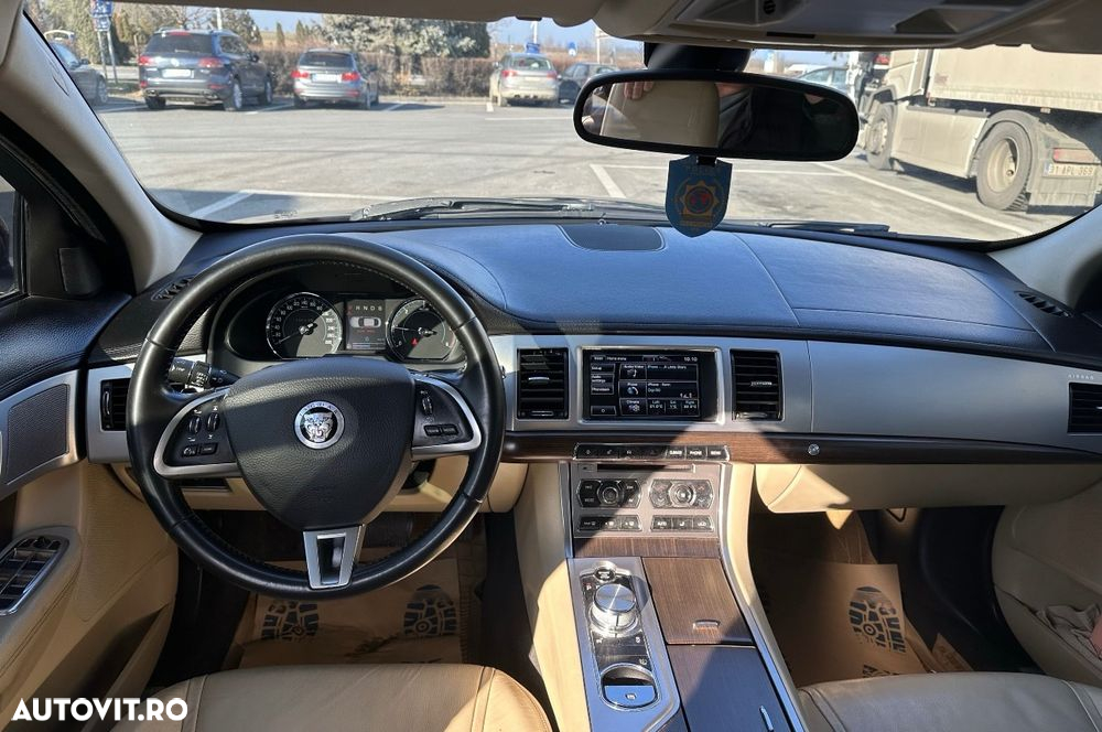 Jaguar XF 2.2D - 7