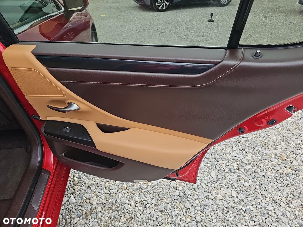 Lexus ES 300h Business Edition - 23