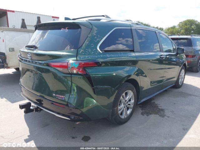 Toyota Sienna - 4
