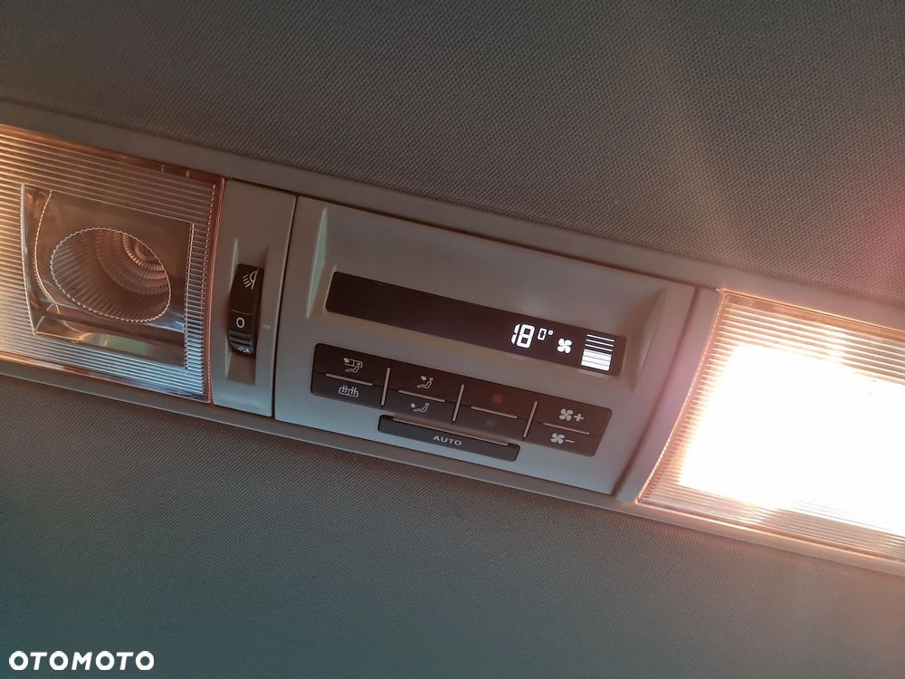 Volkswagen Caravelle - 9