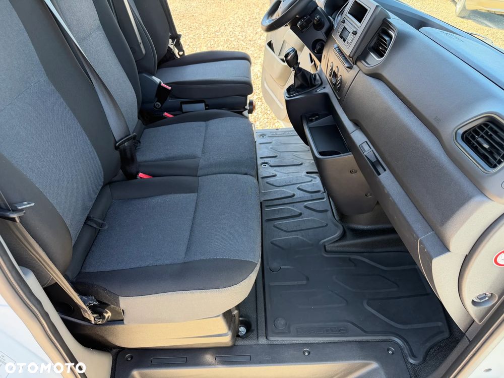 Renault MASTER L2H2 VAN Extended Grip przystosowany fabrycznie do jazdy po grząskim terenie, Mocny silnik 2.3dci 150KM Wzmocniony DMC:3.5t Ładowność 1361kg, Klimatronic, Fotel PNEUMATYCZNY, Kamera cofania, Parktroniki, Minibar, Tempomat, MP3, Bluetooth, USB, Lustro Wide View, Zawiasy drzwi 270', Zabudowa ładowni z instalacją DEFA 230V pod Serwis lub Warsztat, Nowe opony zimowe! - 26