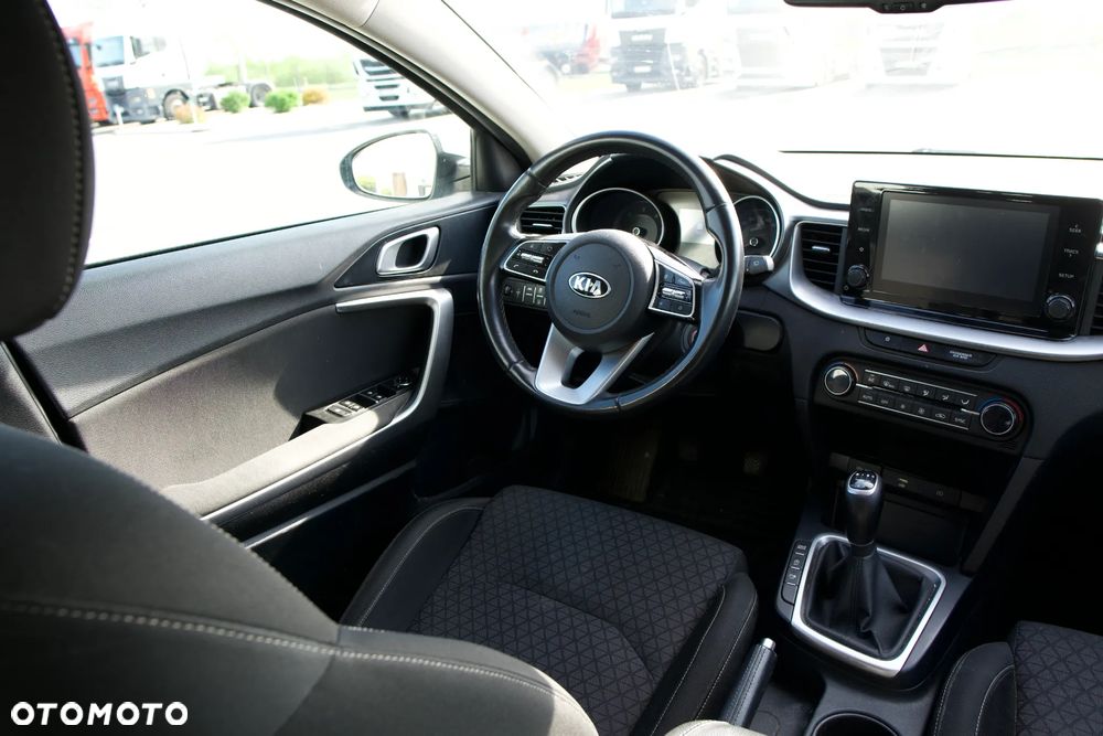 Kia Ceed - 32
