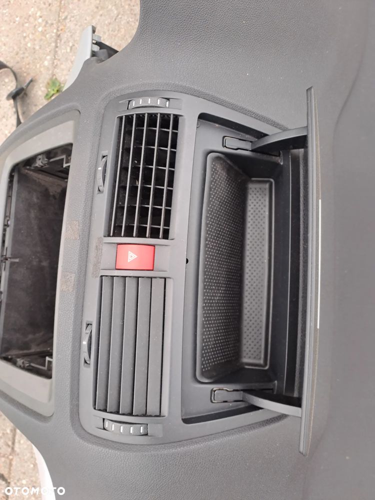 Skoda Octavia II deska rozdzielcza konsola poduszki pasy sensor i inne - 5