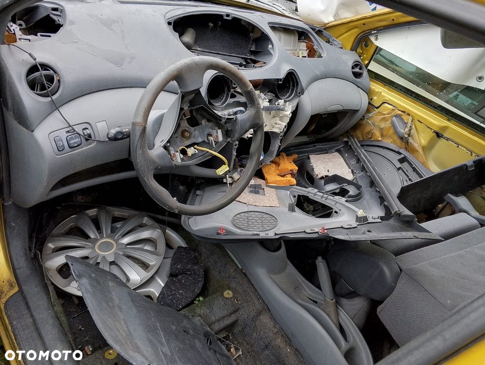 Toyota Yaris I (99-03r.) 1.3B 85KM. Silnik 2NZFE Skrzynia MTM lakier 580. Cały na części GWARANCJA !!!  Przód Tył Zestaw Komplet Drzwi Klapa Zderzak Błotnik Maska Grill Atrapa Szyba Pas Lampa Lusterko Boczki Fotel Kanapa Kokpit Deska Rozdzielcza Przełącznik Włącznik Sterownik Przewody Wiązka Instalacja Moduł Komputer Czujnik Listwa Pompa Alternator Wtryski Głowica Rozrusznik Kompresor Sprzęgło Dwumas Silnik Skrzynia ABS Klimatyzacji Paliwa Wspomagania Kolektor Turbina Przepustnica Zawór Chłodnica Koło Hak Belka Sanki Zawieszenie Mcpherson Półoś Amortyzator Wydech Tłumik Zacisk Most - 5