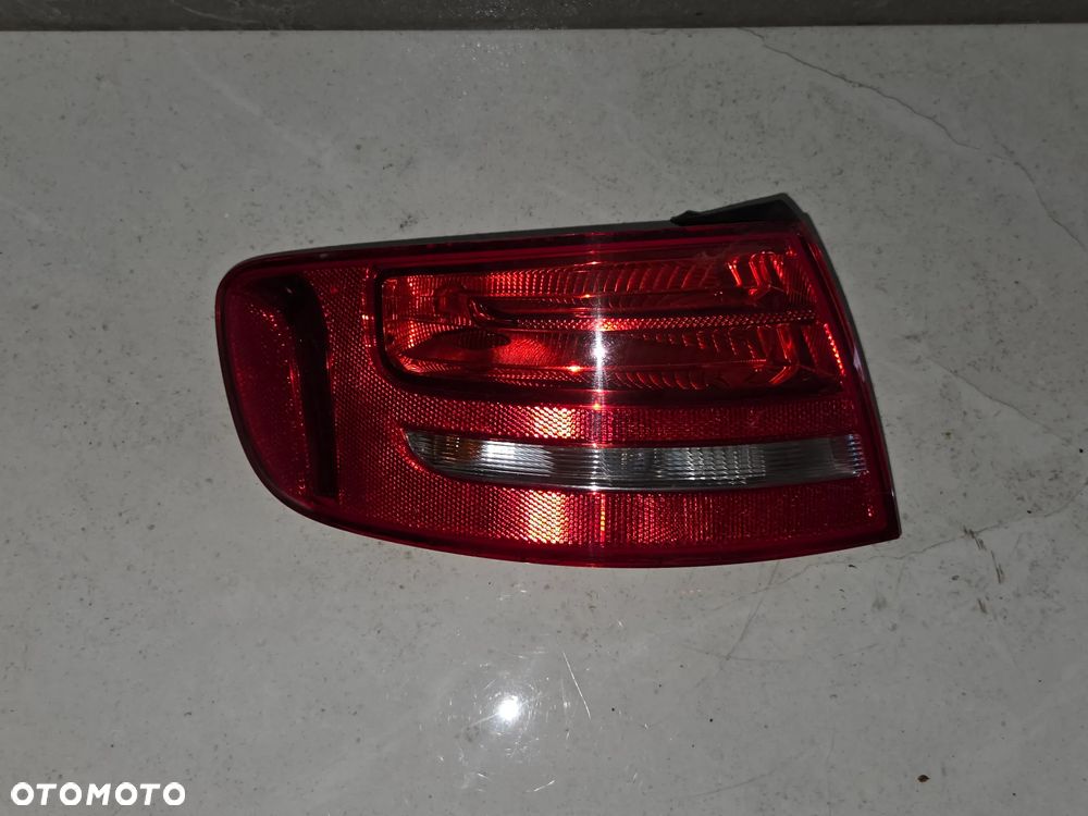 AUDI A4 B8 KOMBI LAMPA TYŁ TYLNA LEWA KOMPLETNA W BŁOTNIK ORYGINAŁ - 1