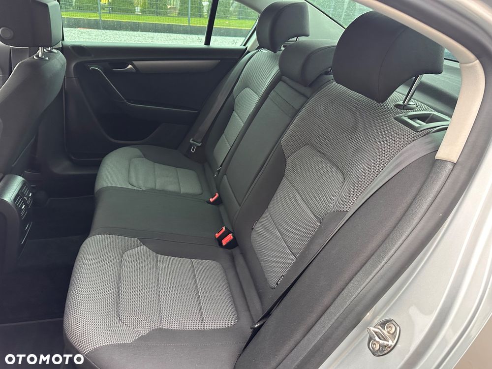 Volkswagen Passat 2.0 TDI BlueMotion Technology Comfortline - 16