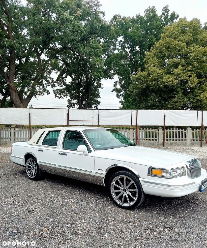 Lincoln Town Car - 3