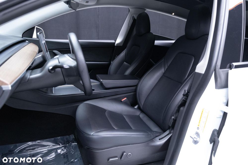 Tesla Model Y Long Range AWD - 11