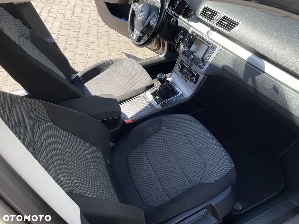 Volkswagen Passat 2.0 TDI DPF BlueMotion Technology Highline - 12
