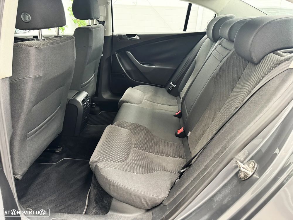 VW Passat 2.0 TDI Confortline - 25