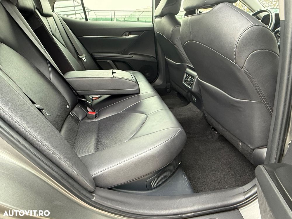 Toyota Camry Luxury - 18