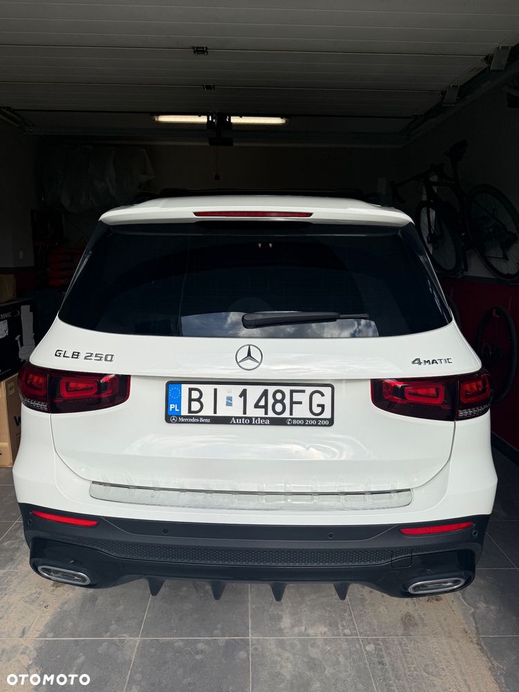 Mercedes-Benz GLB 250 4-Matic AMG Line 8G-DCT - 12