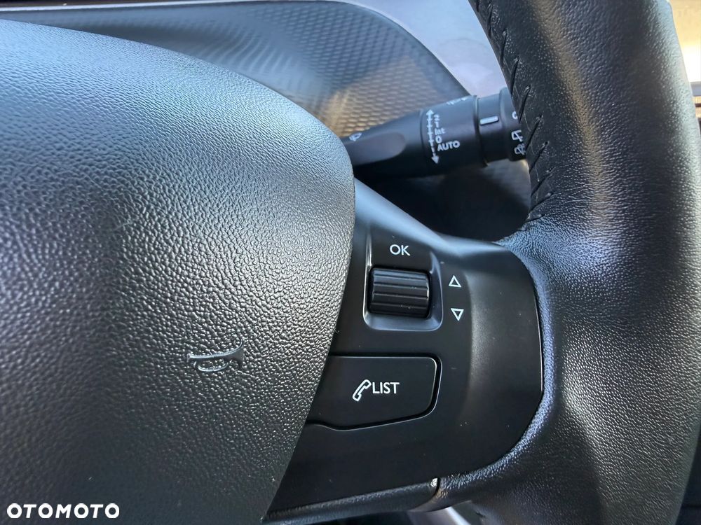 Peugeot 2008 1.2 Pure Tech Style - 35