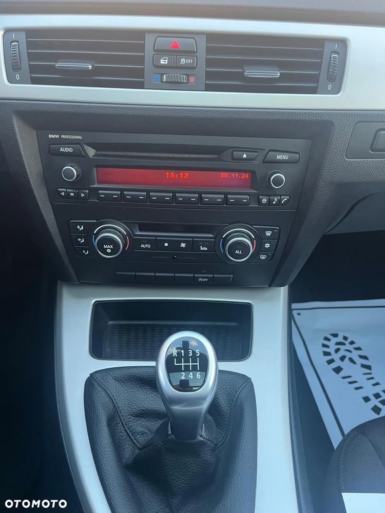 BMW Seria 3 318d DPF Touring - 27