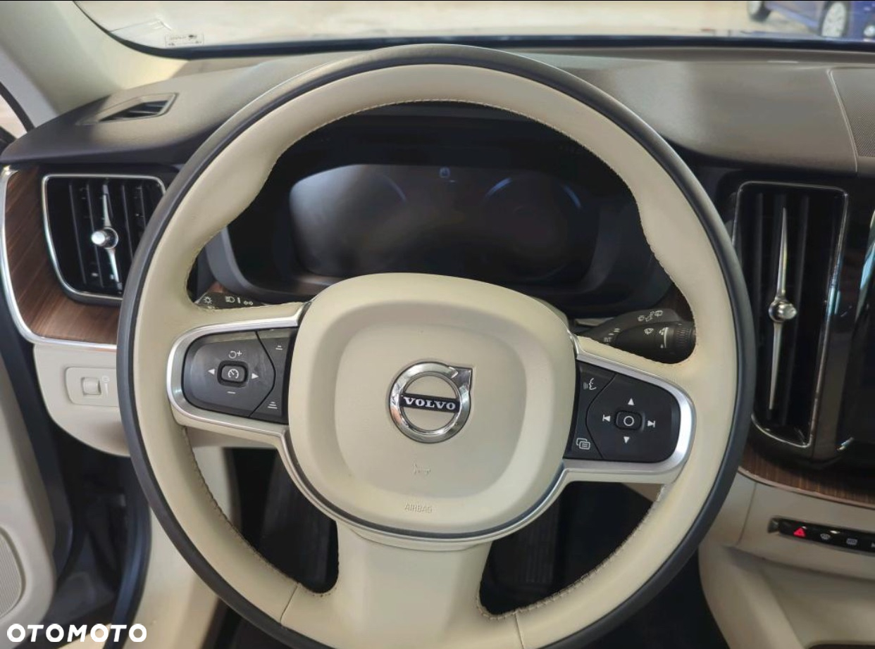 Volvo XC 60 D4 Momentum Pro - 11