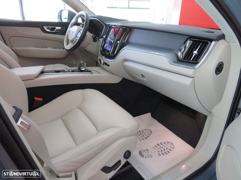 Volvo XC 60 2.0 B4 Momentum Plus - 24