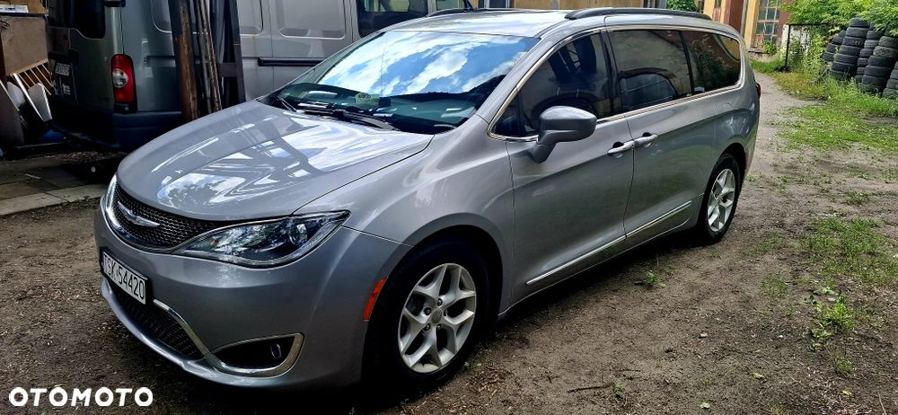 Chrysler Pacifica 2017 photo 2