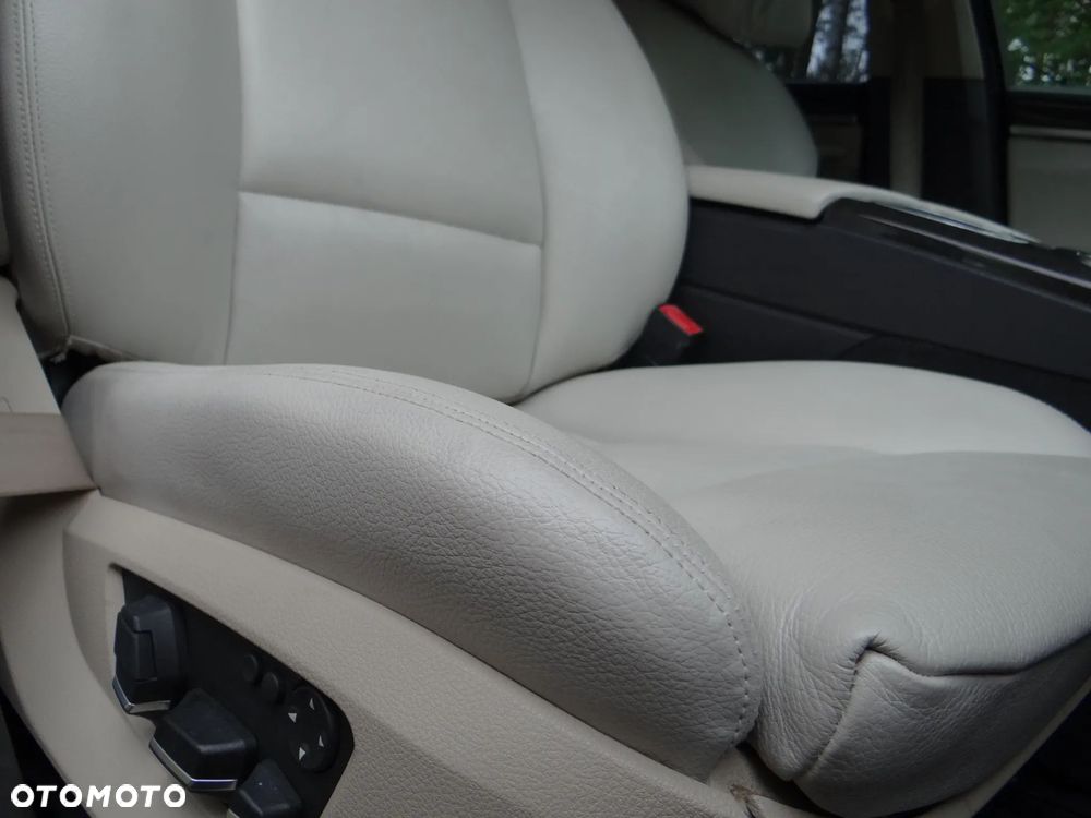 BMW Seria 5 525d - 35