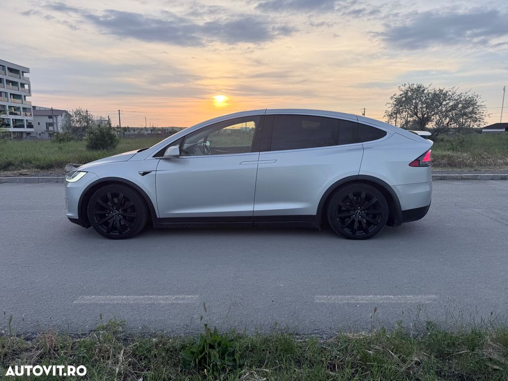Tesla Model X - 10