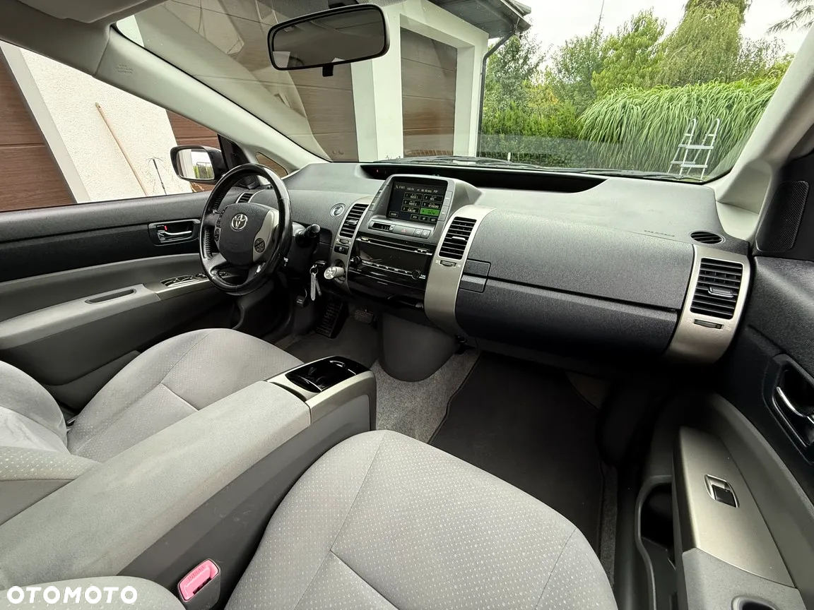 Toyota Prius (Hybrid) Sol - 29