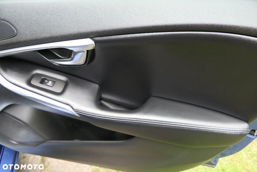 Volvo V40 D3 Drive-E SCR R-Design Momentum - 35