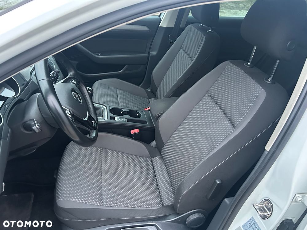 Volkswagen Passat - 11