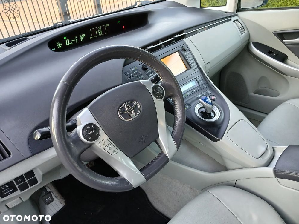Toyota Prius (Hybrid) Executive - 27