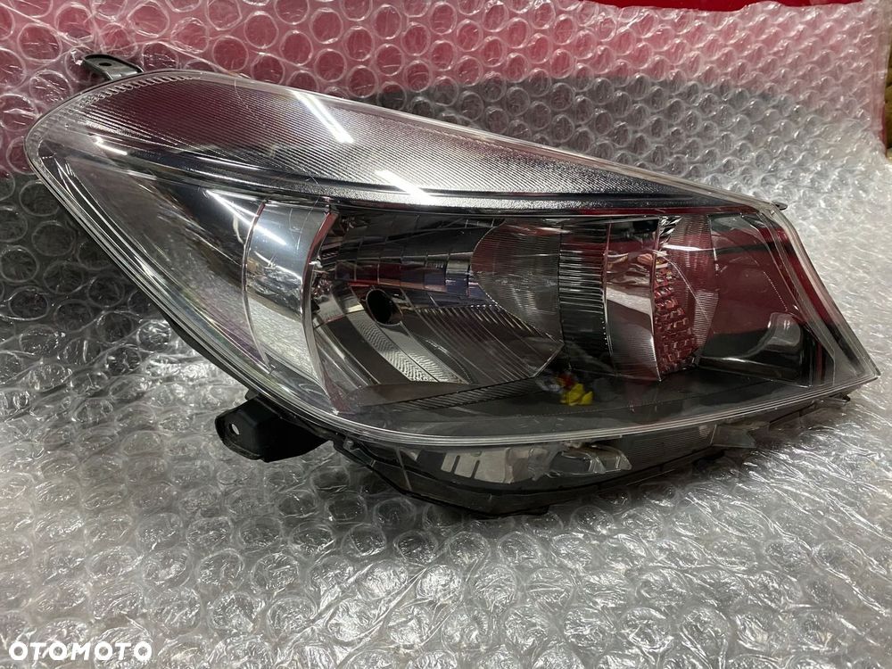 LAMPA PRAWA ZWYKŁA TOYOTA YARIS III KOITO 0D-79 - 2