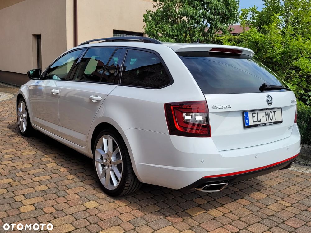 Skoda Octavia Combi 2.0 TDI DSG RS - 2