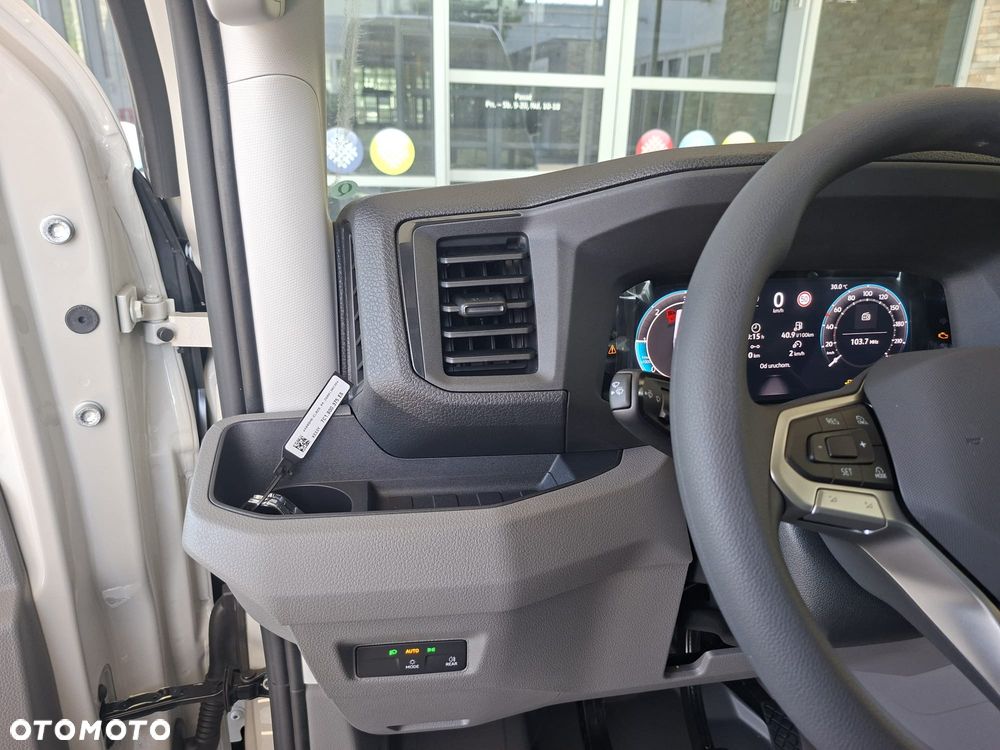 Volkswagen Crafter 35 Furgon, BRYGADÓWKA 7 osobowa, z wysokim dachem silnik: 2,0 l EURO VI SCR 140 KM / skrzynia biegów: Przedni napęd manualna 6-biegowa rozstaw osi: 4490 mm - 10