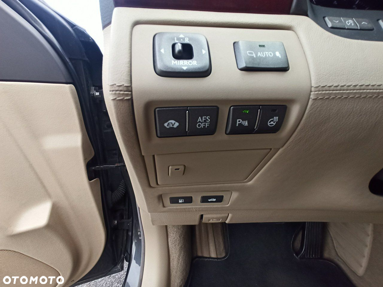 Lexus LS - 23
