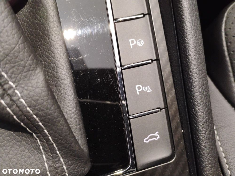 Skoda Superb 2.0 TDI SCR Sportline DSG - 32