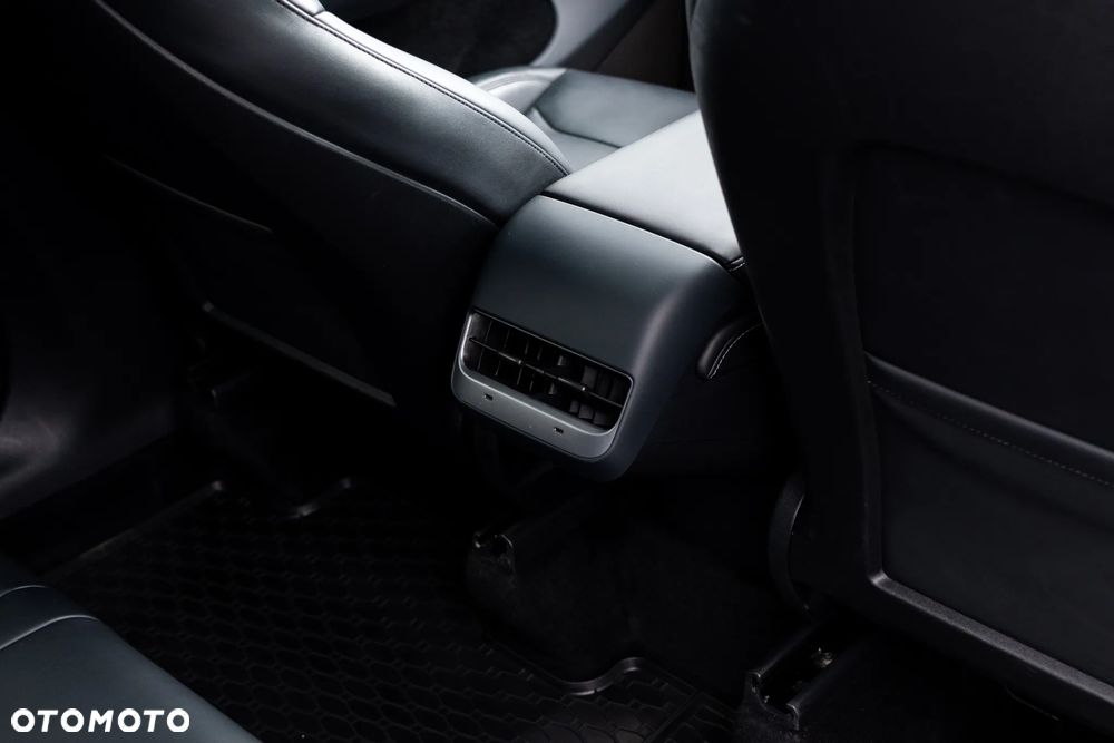 Tesla Model Y - 26