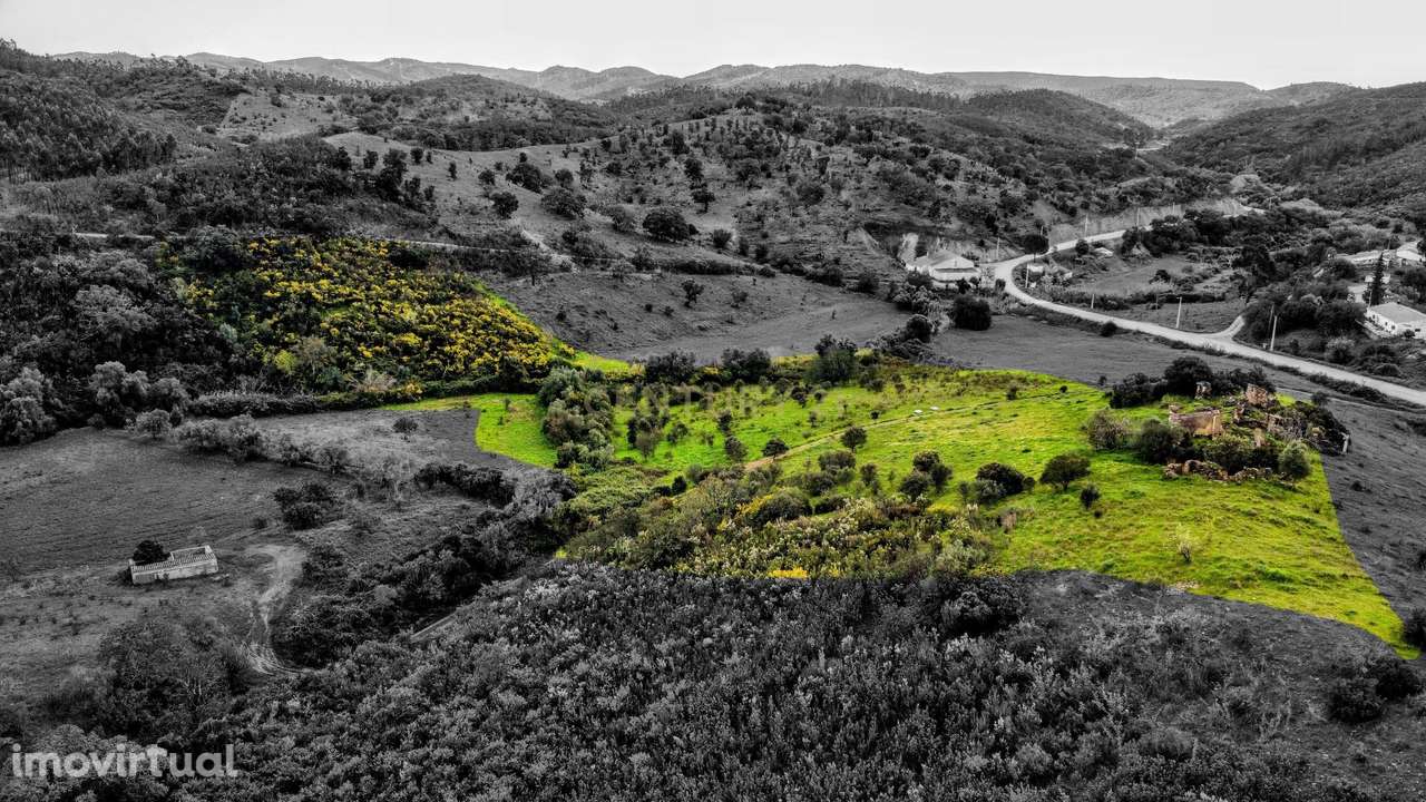 Vende-se ruína em terreno rústico - Grande imagem: 3/37