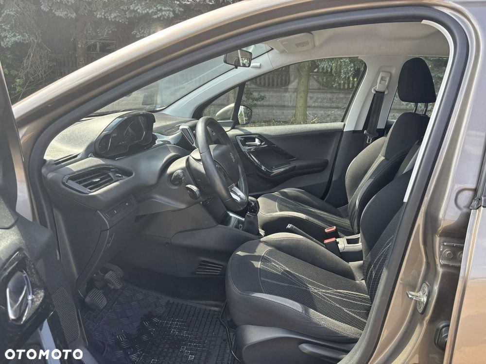 Peugeot 208 - 19